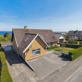 Modern Holiday Home With Sea View In Tejn，位于Sandkås的酒店