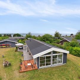 Cozy And Large Summer House Near Roskilde Fjord，位于Ølsted的酒店