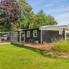 Renovated Holiday Home Near Water And Nature，位于霍伊斯莱乌的酒店