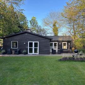 Bright Holiday Home In Green Surroundings，位于瓦伊比的酒店