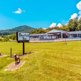 Deerfield Inn - Virtual Check In，位于Hayesville的酒店