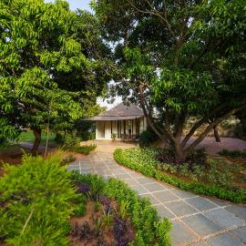 Orchard At Sarai - Luxury Tent Villas, Swimming Pool, Large lawns, & Pet friendly，位于古尔冈的酒店