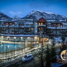 Heated outdoor pool 2 Bedroom Condo in Canmore，位于坎莫尔的酒店
