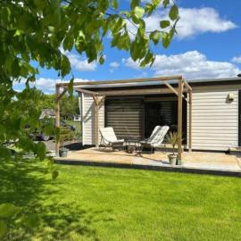 Chalet Amber - heerlijk ruim chalet met omheinde tuin, in het Drents-Friese Wold，位于Hoogersmilde的酒店