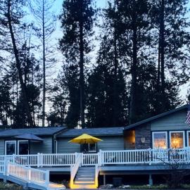 Lakeview 4BR Huge Deck Dog Friendly ADA，位于Lakeside的酒店