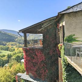 Atalaya - Montserrat Figueras - Gîte pour 8 personnes - 4 chambres en suite - Piscine，位于Llo的酒店