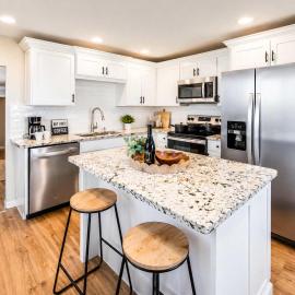 Cozy 5BR Retreat Game Room Rochester Suburb Area，位于罗切斯特的酒店