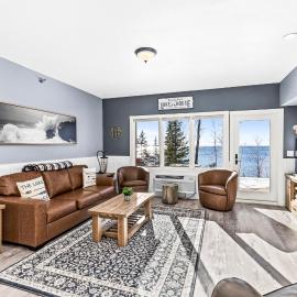Whispering Pines Lake Views King Suite, 2 Queen Beds, Kitchen and Heated Pools，位于图哈伯斯的酒店