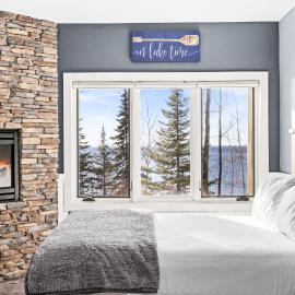 Whispering Pines Lake Views Studio 2 Queen Beds, Heated Pool and Hot Tub，位于图哈伯斯的酒店