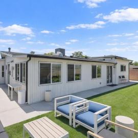 Spacious Disneyland 5 Bedroom 4 Bath House with Game Room，位于安纳海姆的酒店