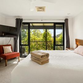 Group stays for Friends Families Weddings and Events Walkable to Fremantle and attractions Super Spacious with garden and courtyard and balcony and parking for 2 cars Sleeps 6 3BD 3BR，位于弗里曼特的酒店