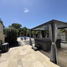 Villa le Cocon Nivernais - Piscine - Jacuzzi，位于讷韦尔的酒店