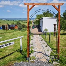 Ranch 66 - Wellness Tiny House Black Swallow ve stylu Route 66 se saunou, koupacím sudem a bazénem，位于Tršice的酒店