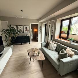 Central, Quiet and Modern Apartment with parking & private patio，位于桑内斯的酒店
