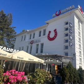 Murena Hotel i Restauracja，位于尤斯托尼莫斯基的酒店