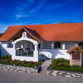 Veloralux Apartman，位于Kovácsszénája的酒店