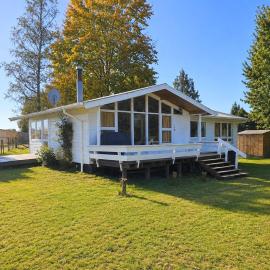 Adventure Base Ōwhango, Sleeps 8, Quiet & Cosy，位于Owhango的酒店