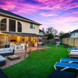 Luxury vacation house that has it all & close to everything，位于斯普林的酒店