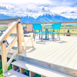 Near Yellowstone Park and Chico Hot Springs，位于Emigrant的酒店