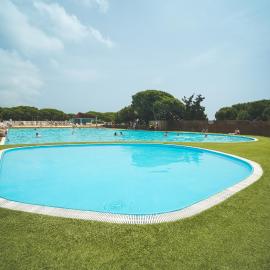 Tres Estrellas Barcelona by HolaCamp，位于加瓦的酒店