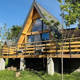 Cozy A-Frame Cabin with Private Hot Tub - Chiang Mai，位于Şelari的酒店