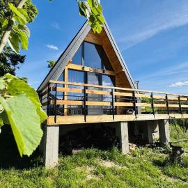 Secluded A-Frame Cabin with Private Hot Tub & Views - IezerVenture，位于Şelari的酒店