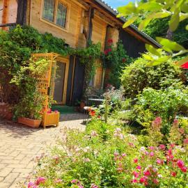 Le chalet caché, au pied des Chambarans，位于Saint-Siméon-de-Bressieux的酒店