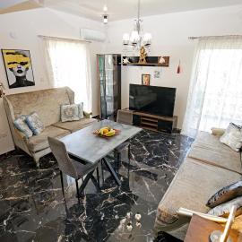Luxury Romantic Seaside Apartment in Varkiza，位于瓦里的酒店