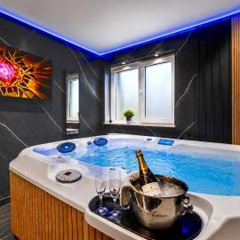 Luxor - Private Jacuzzi Boulevard Suites，位于锡比乌的酒店