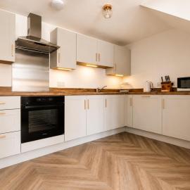 Slps 4 Modern Stay with King-Twin Beds, EV Pkg, Garden，位于Kempston的酒店