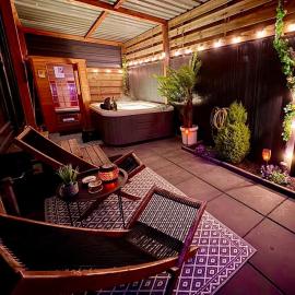 Charming Tiny House with Private Jacuzzi, Sauna and Garden & Free Parking between Amsterdam Haarlem and Schiphol Airport，位于Vijfhuizen的酒店