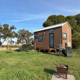 Loft Tiny House by Tiny Away，位于Banyena的酒店