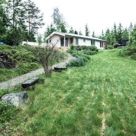 Modern cabin by Lake Lyseren with large private grounds，位于Spydeberg的酒店