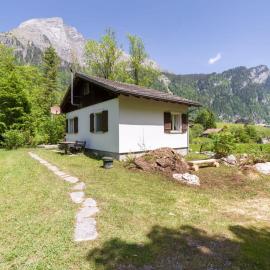 Private 2BR Mountain House near Lake with Garden，位于格拉鲁斯的酒店