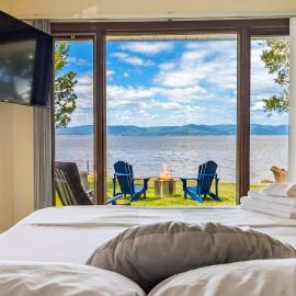 Chalet Studio #1 Waterfront with Spa Fireplace & Wifi，位于Cap-Saint-Ignace的酒店