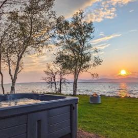 Chalet #2 Waterfront with Spa, Fireplace Wifi & AC，位于Cap-Saint-Ignace的酒店
