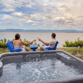 Chalet Studio #5 Waterfront with Spa, Fireplace & Wifi，位于Cap-Saint-Ignace的酒店
