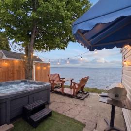 Chalet Studio #6 Waterfront with Spa, Fireplace & Wifi，位于Cap-Saint-Ignace的酒店