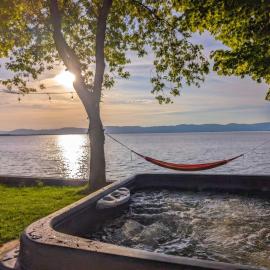 Chalet #7 Waterfront with Spa, Fireplace Wifi & AC，位于Cap-Saint-Ignace的酒店