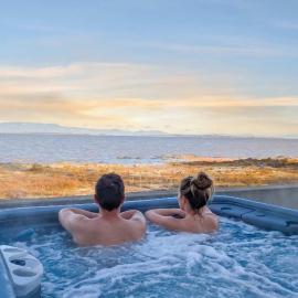 Chalet #11 Waterfront with Spa, Wifi & AC，位于Cap-Saint-Ignace的酒店