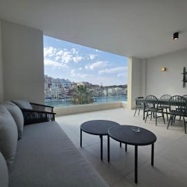 Stunning Seafront 3-BDR Apt with Huge Terrace & Bay Views