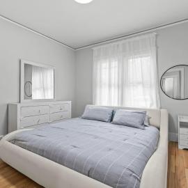 2 BR - Fully Equipped Dearborn Home，位于迪尔伯恩的酒店