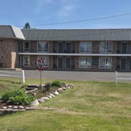 Budget Host Inn，位于艾恩伍德的酒店