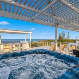Beach Days, Ocean Rooftop & Spa - Sleeps 8，位于马库拉的酒店