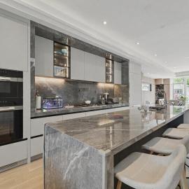 Brand new luxury house with 4 bedrooms，位于多伦多的酒店