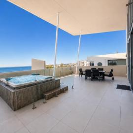 Redcliffe 3-Bedroom Waterfront Penthouse，位于雷德克利夫的酒店