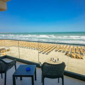 Azzurro Beachfront - Prima linie la MARE，位于北马马亚-讷沃达里的酒店