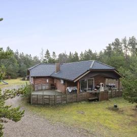 Large Cottage In Peaceful Beautiful Nature，位于Mølby的酒店