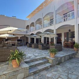 Benitses Arches Hotel,位于贝尼蔡斯的酒店