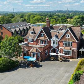 The Hickstead Hotel By Uno-FREE PARKING，位于Bolney的酒店